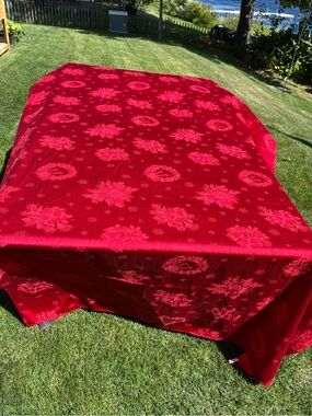 MCM Elegant Extra-Long Red Damask Jacquard Christmas Tablecloth – 138" x 56" EUC